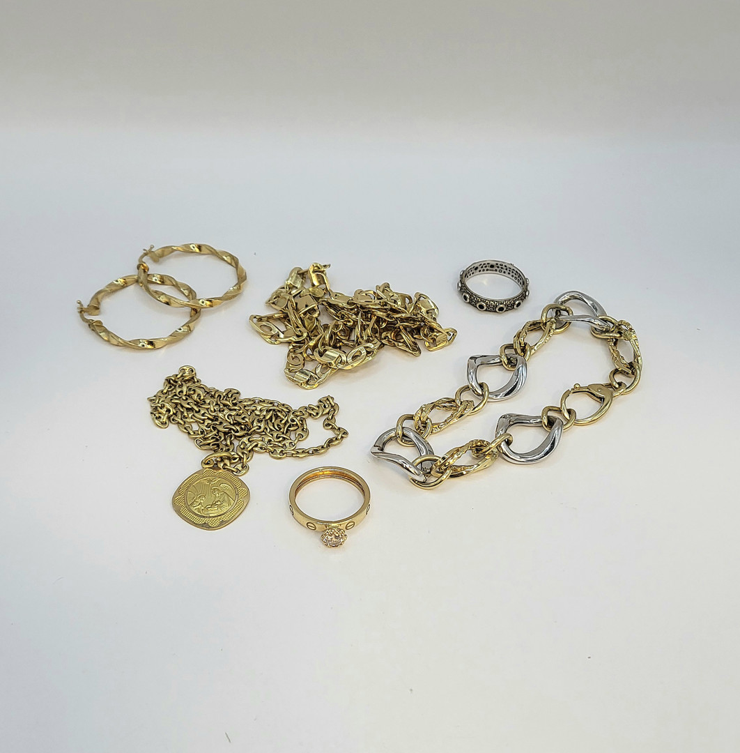 Vari oggetti oro pietre