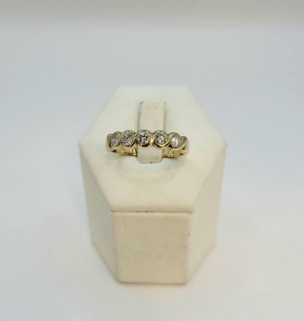 Anello oro con diamanti