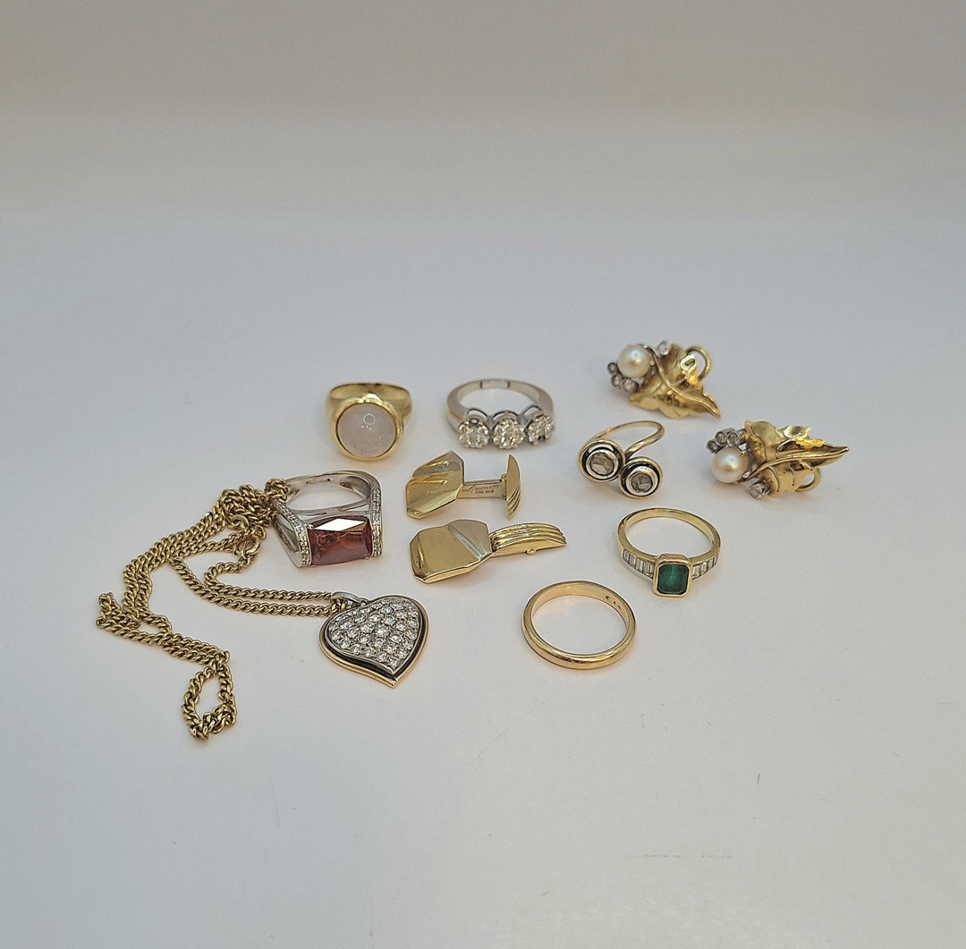 Vari oggetti oro diamantini pietre