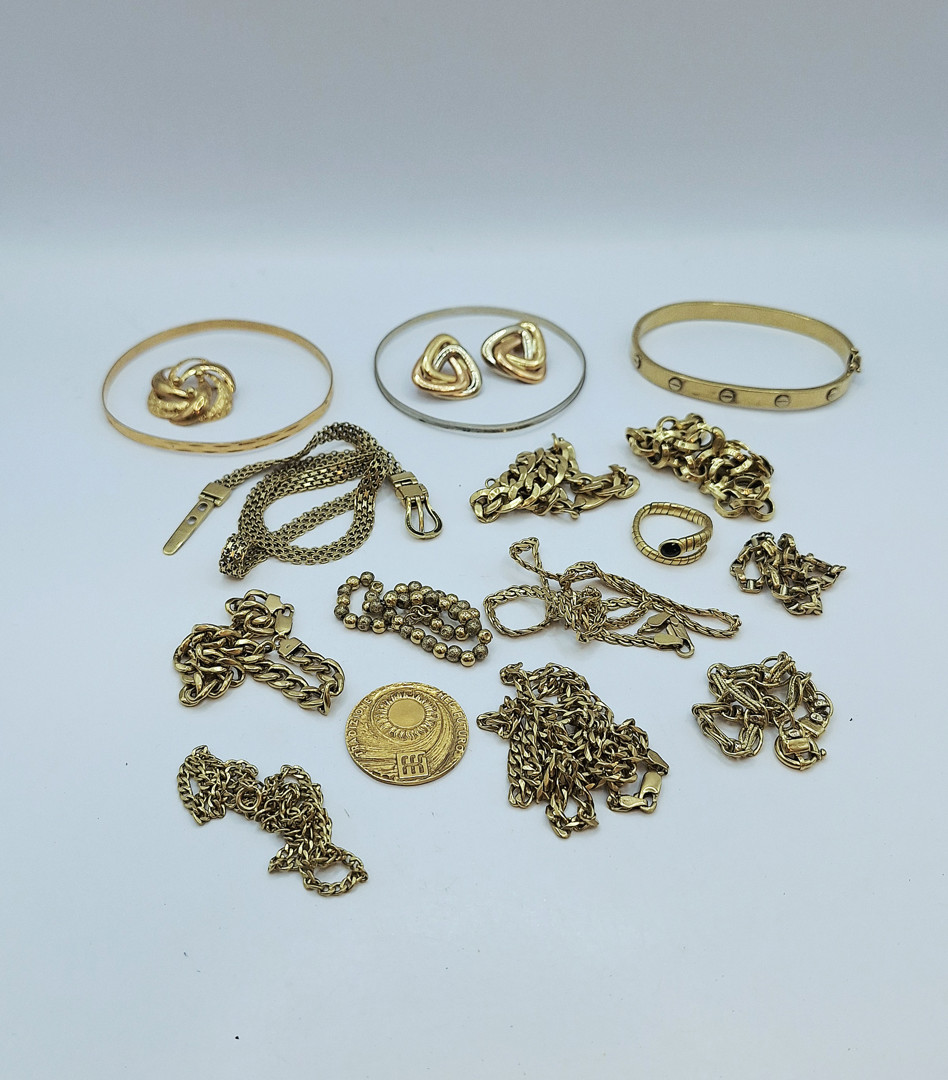 Vari oggetti oro pietra 