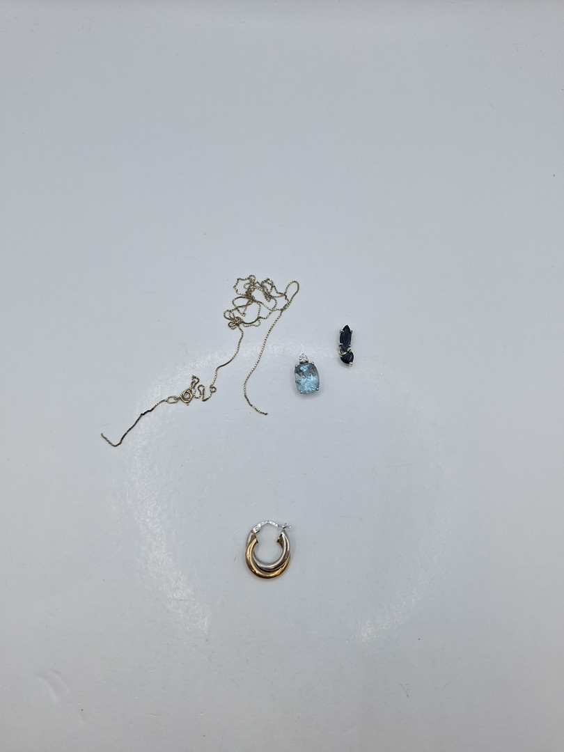 Vari oggetti in oro pietre diamantino