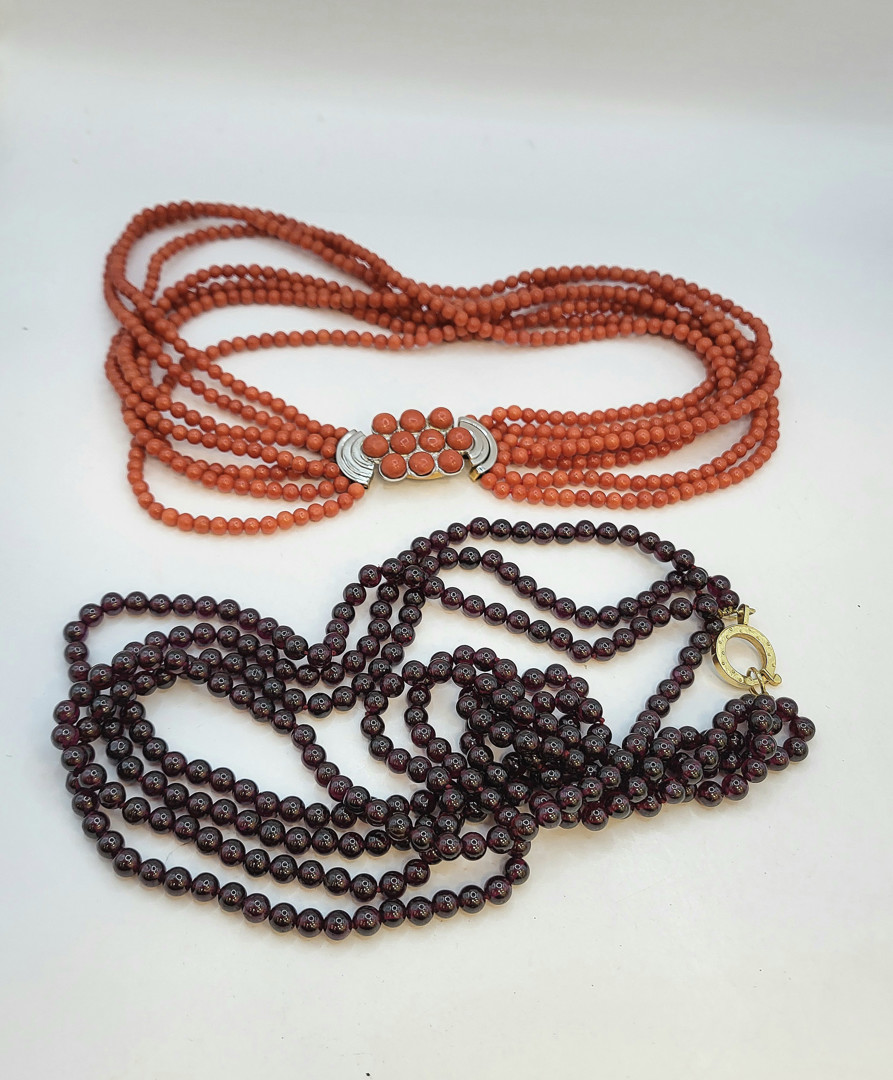 Due collane coralli pietre oro diamanti 