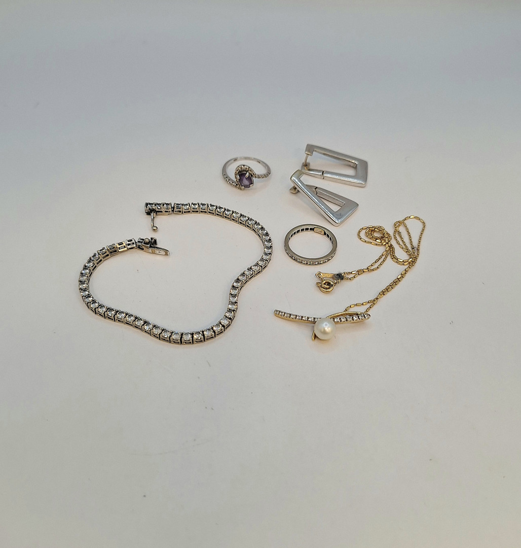 Vari oggetti oro pietre perla