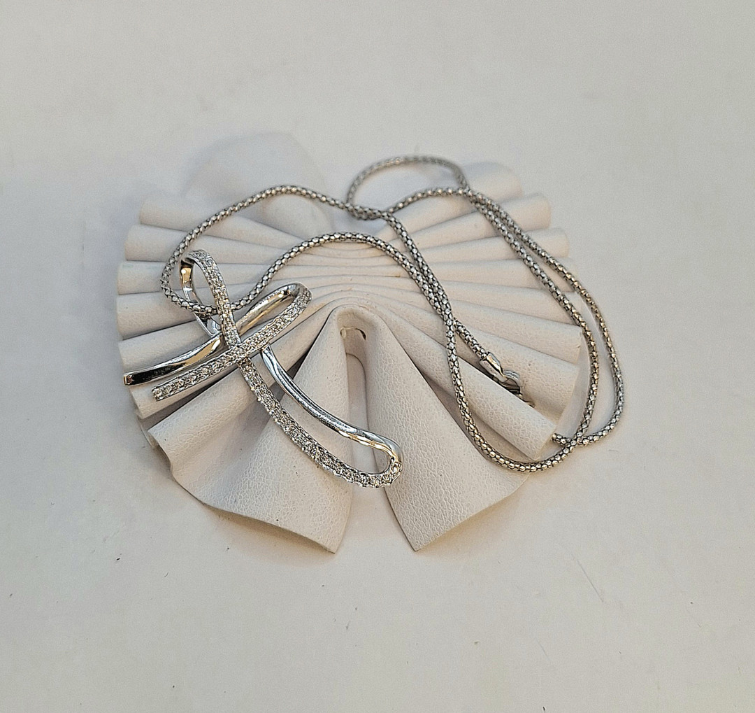 Collana e croce oro pietre