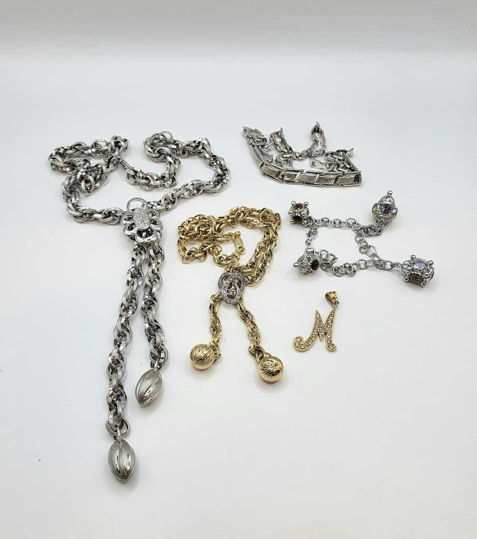 Vari oggetti oro pietre