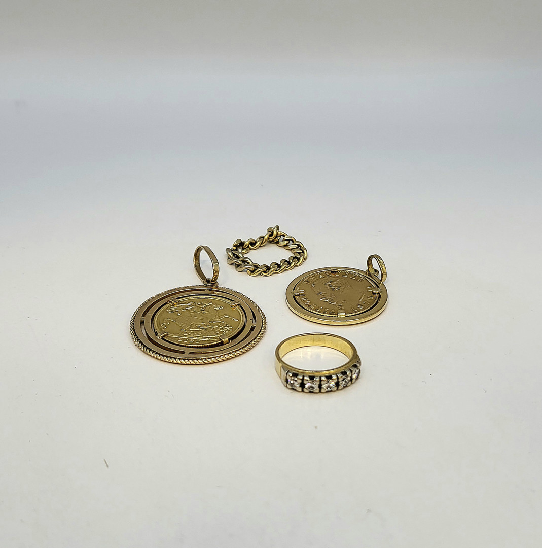 Due anelli e due pezzi oro diamanti