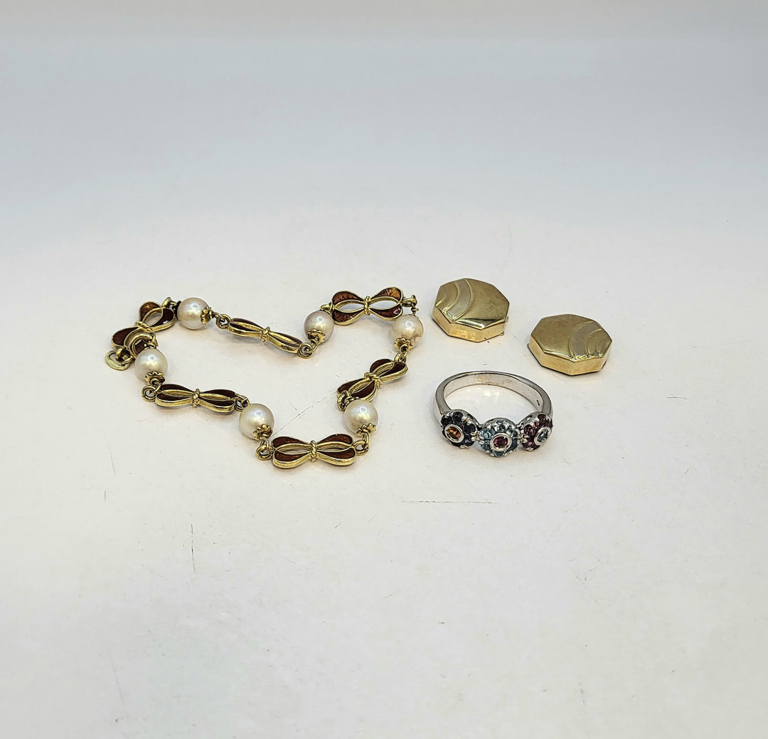 Vari oggetti oro smalto pietre