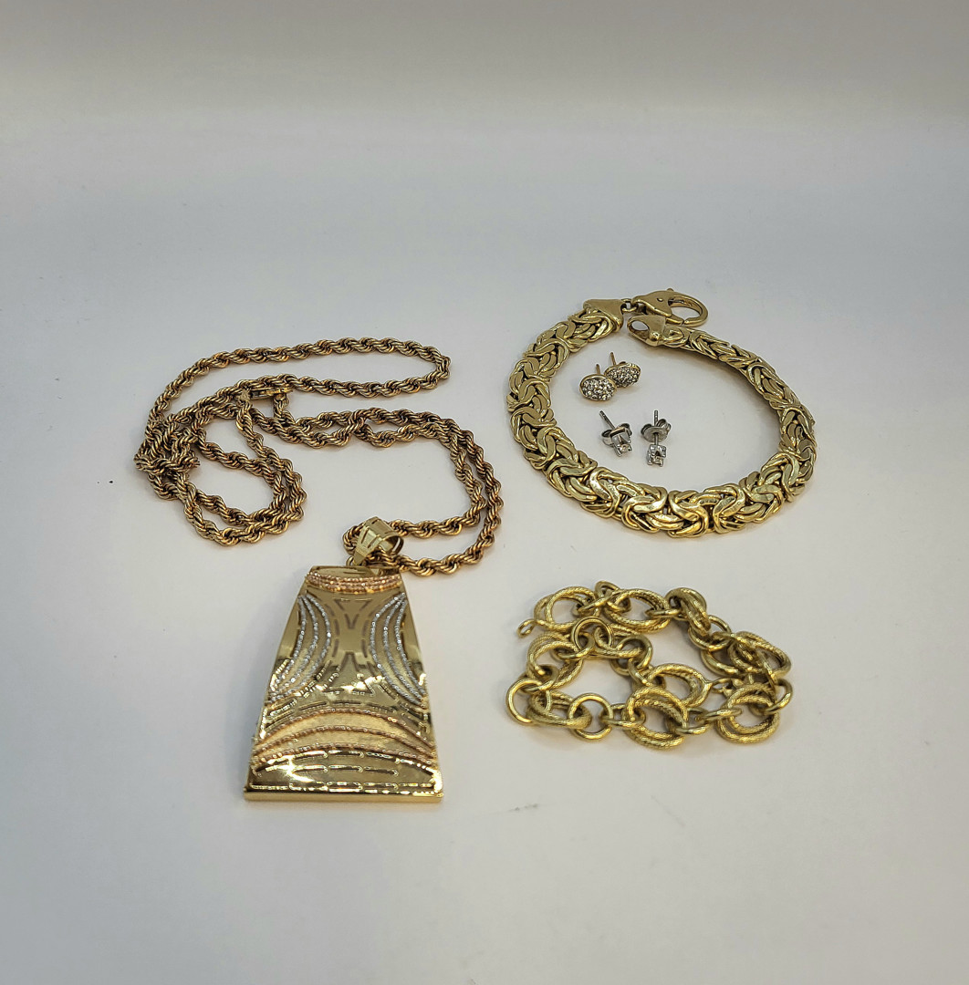 Oggetti in oro pietre