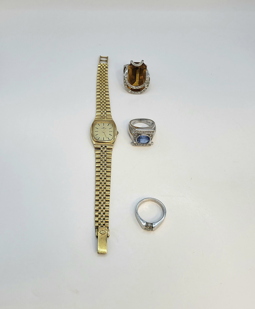 Vari oggetti oro pietre diamantini diamante
