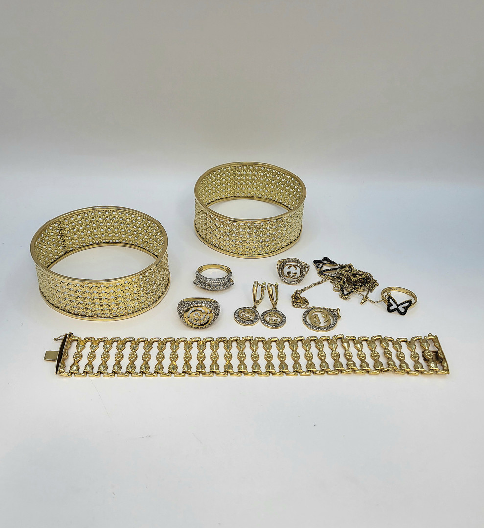 Vari oggetto in oro pietre