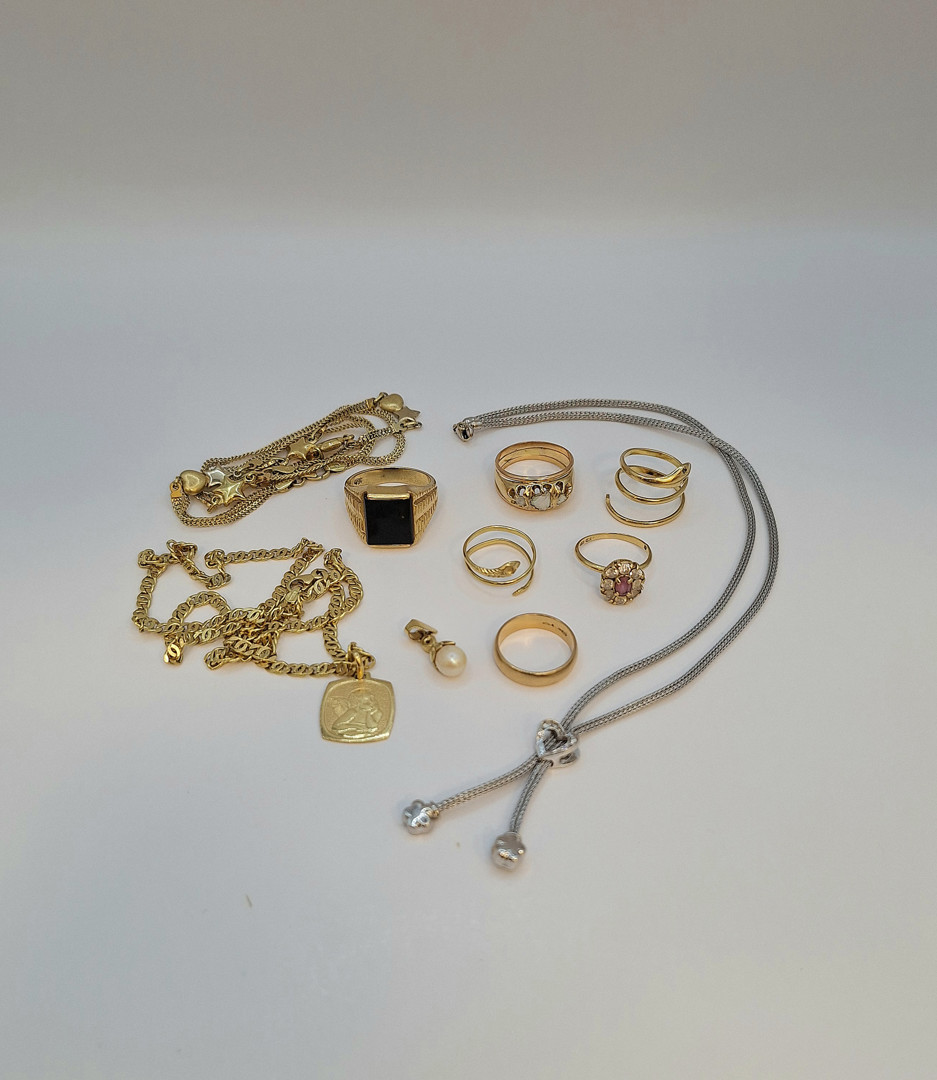 Vari oggetti in oro pietre 