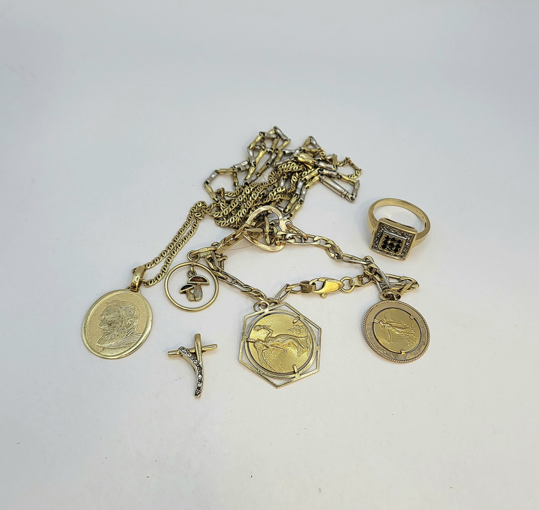 Vari oggetti oro pietre