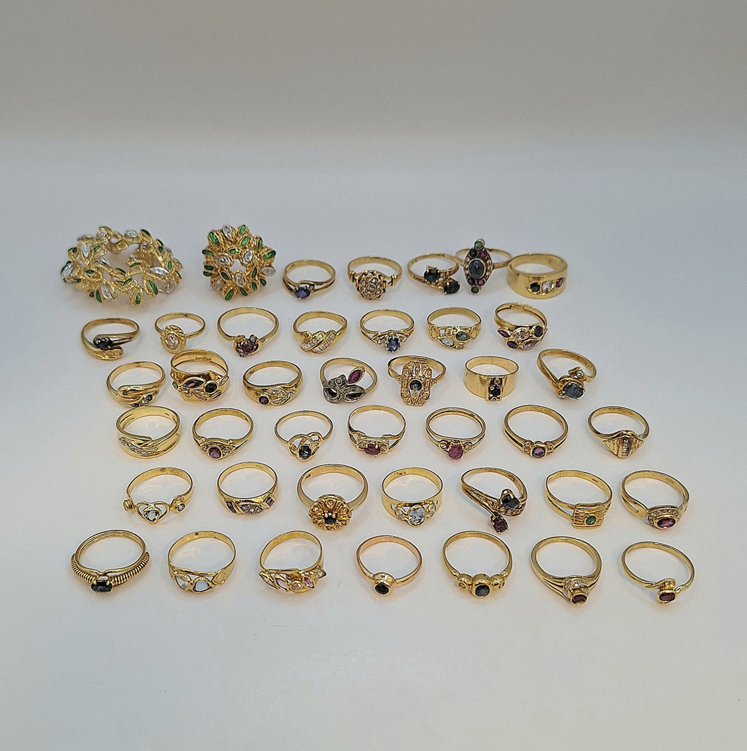 Spilla e quarantuno anelli oro pietre diamantini