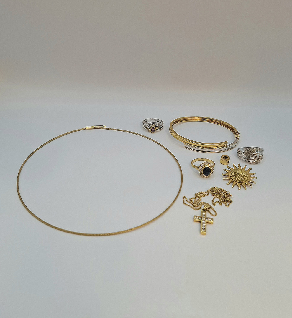 Vari oggetti oro pietre diamanti