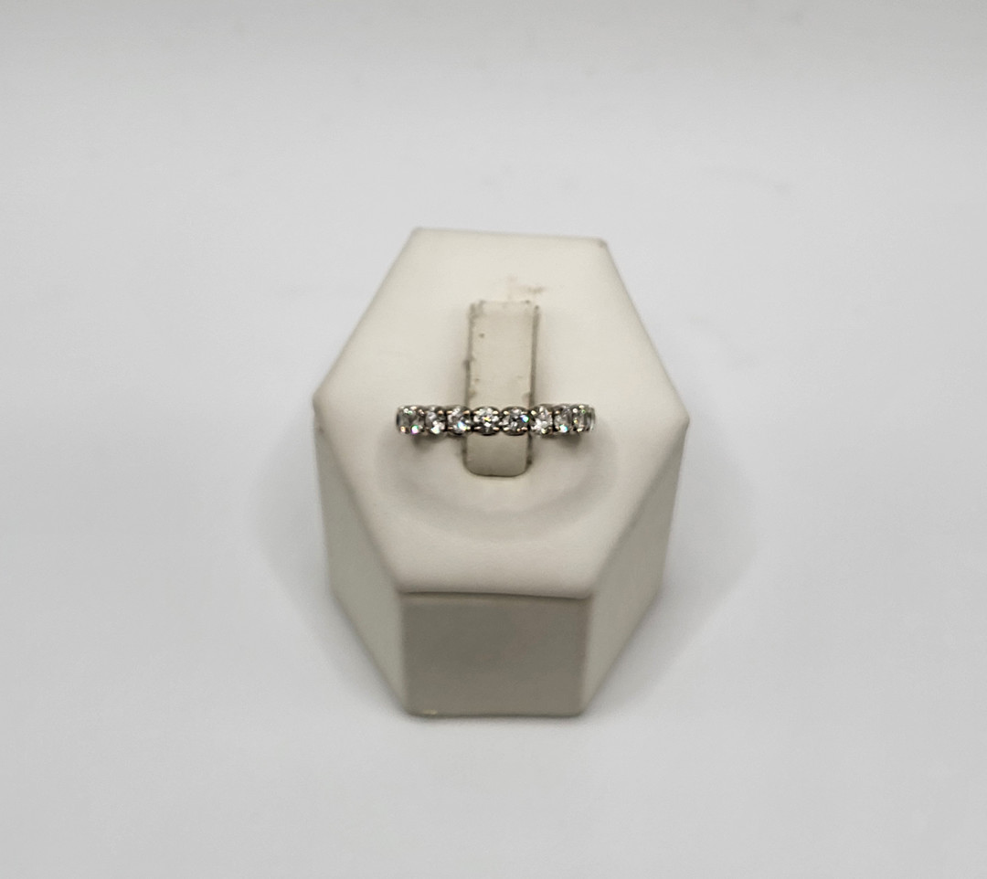 Anello oro con giro completo di diamantini 