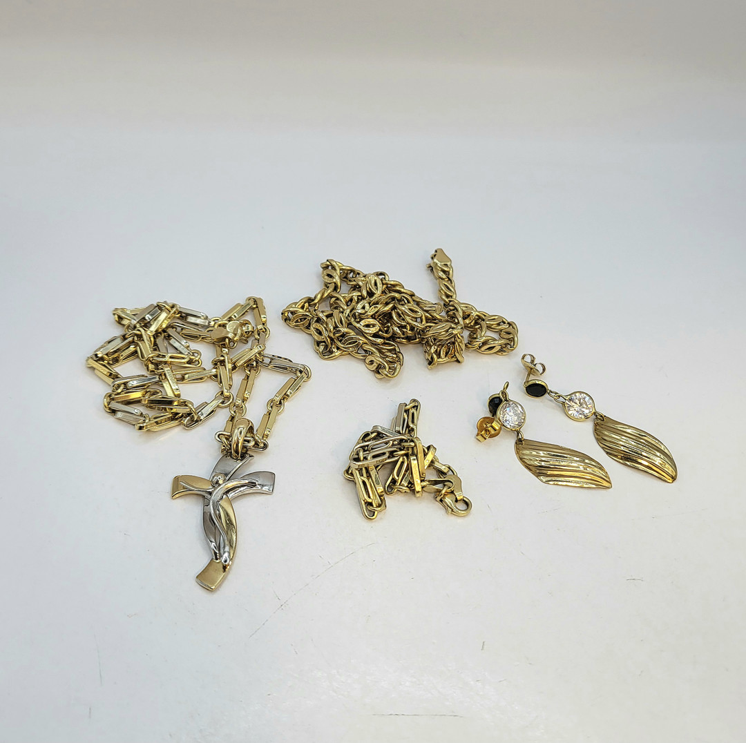 Vari oggetti oro pietre