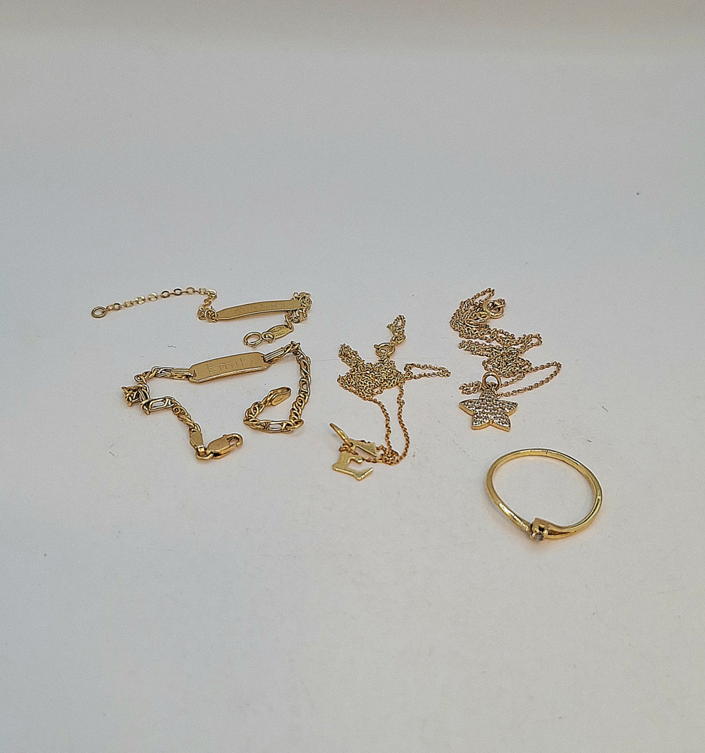 Vari oggetti oro pietre