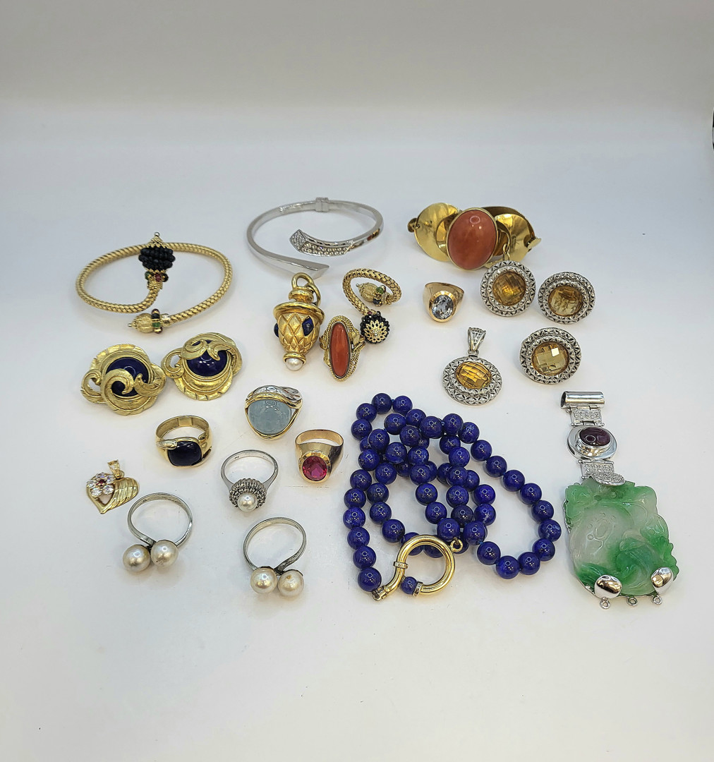 Vari oggetti oro madreperla diamanti pietre coralli