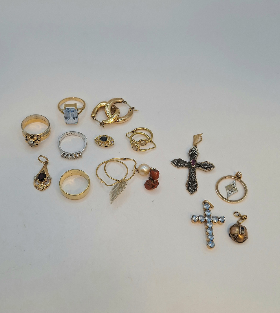 Vari oggetti oro pietre perla argento