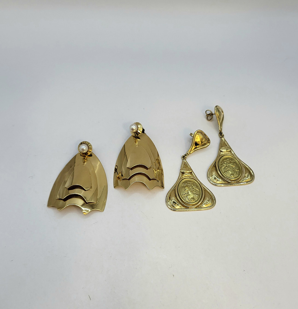 Due paia orecchini oro perline