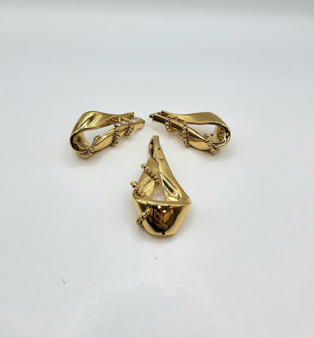 Paio orecchini e ciondolo oro
