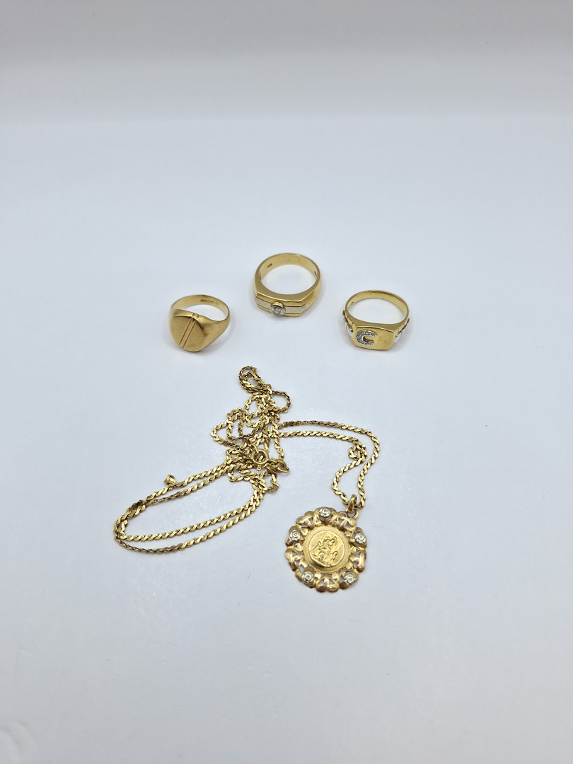 Tre anelli collana e ciondolo in oro diamantini