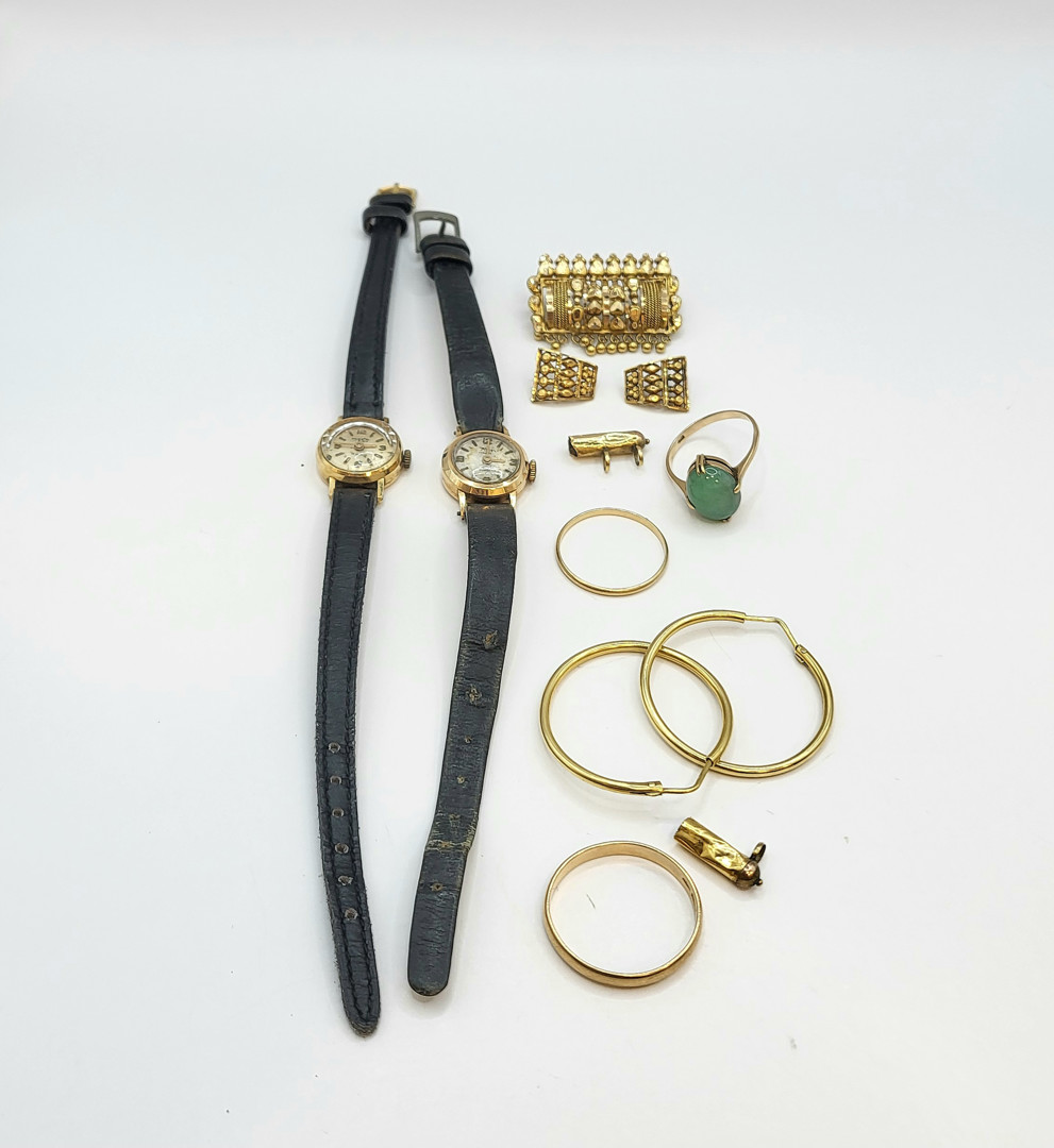 Vari oggetti in oro  pietra 