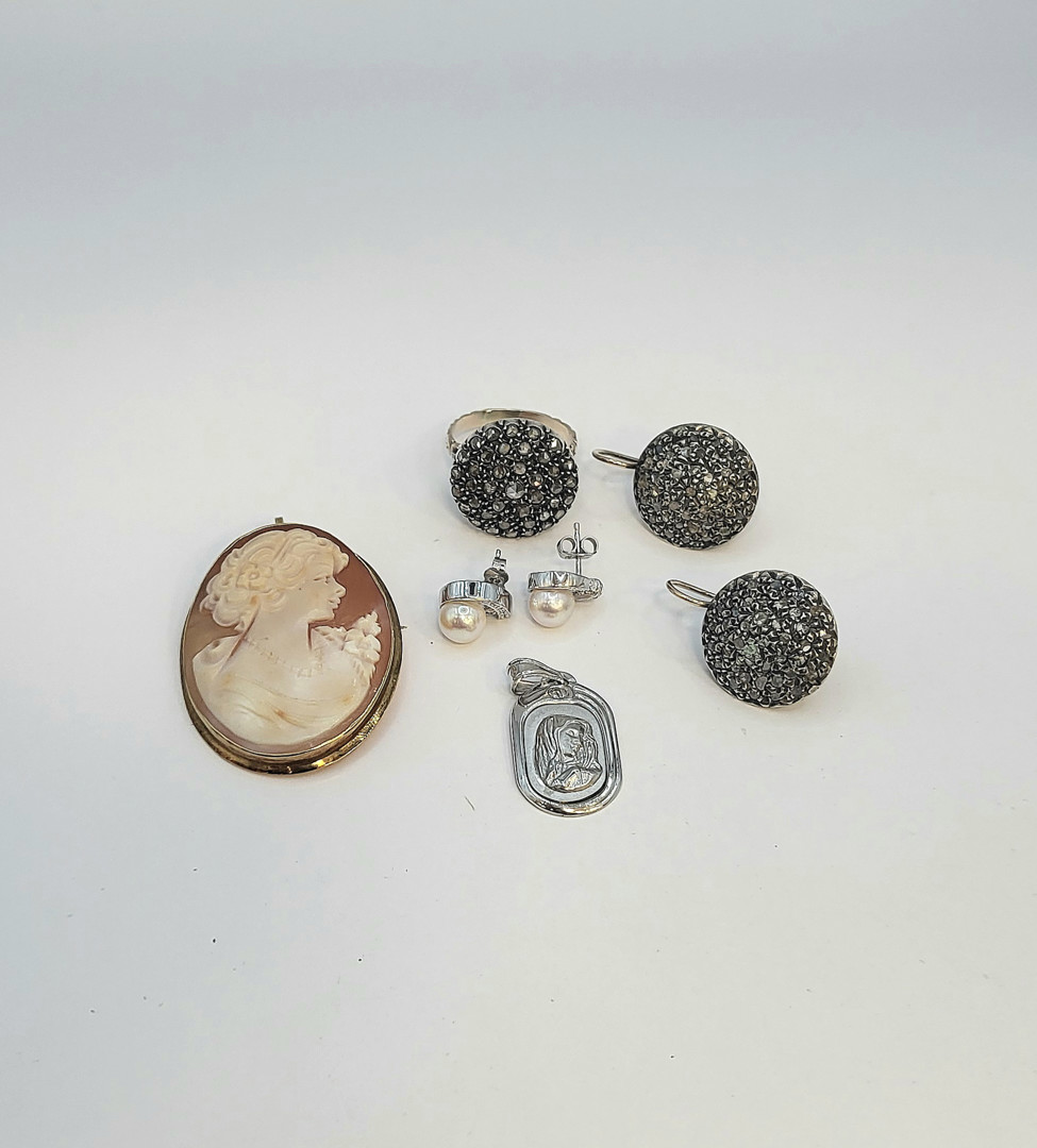 Vari oggetti oro pietre perle cammei argento diamantini