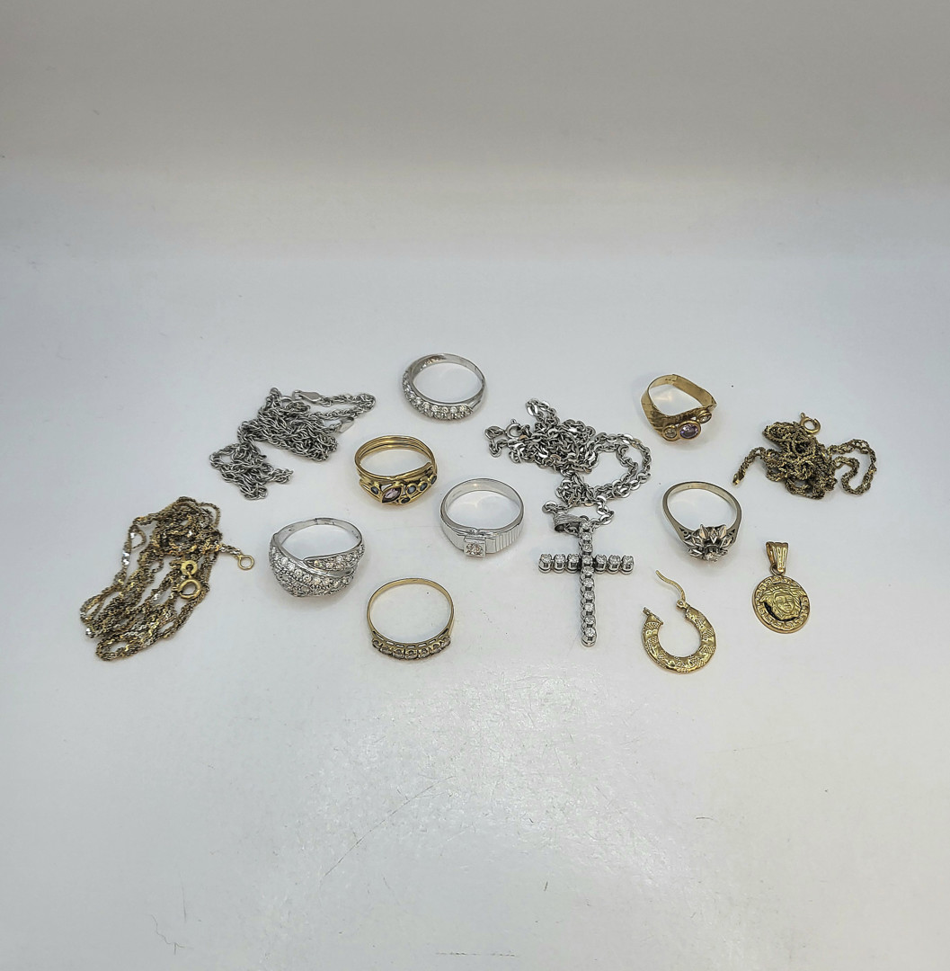 Vari oggetti oro pietre diamantini 