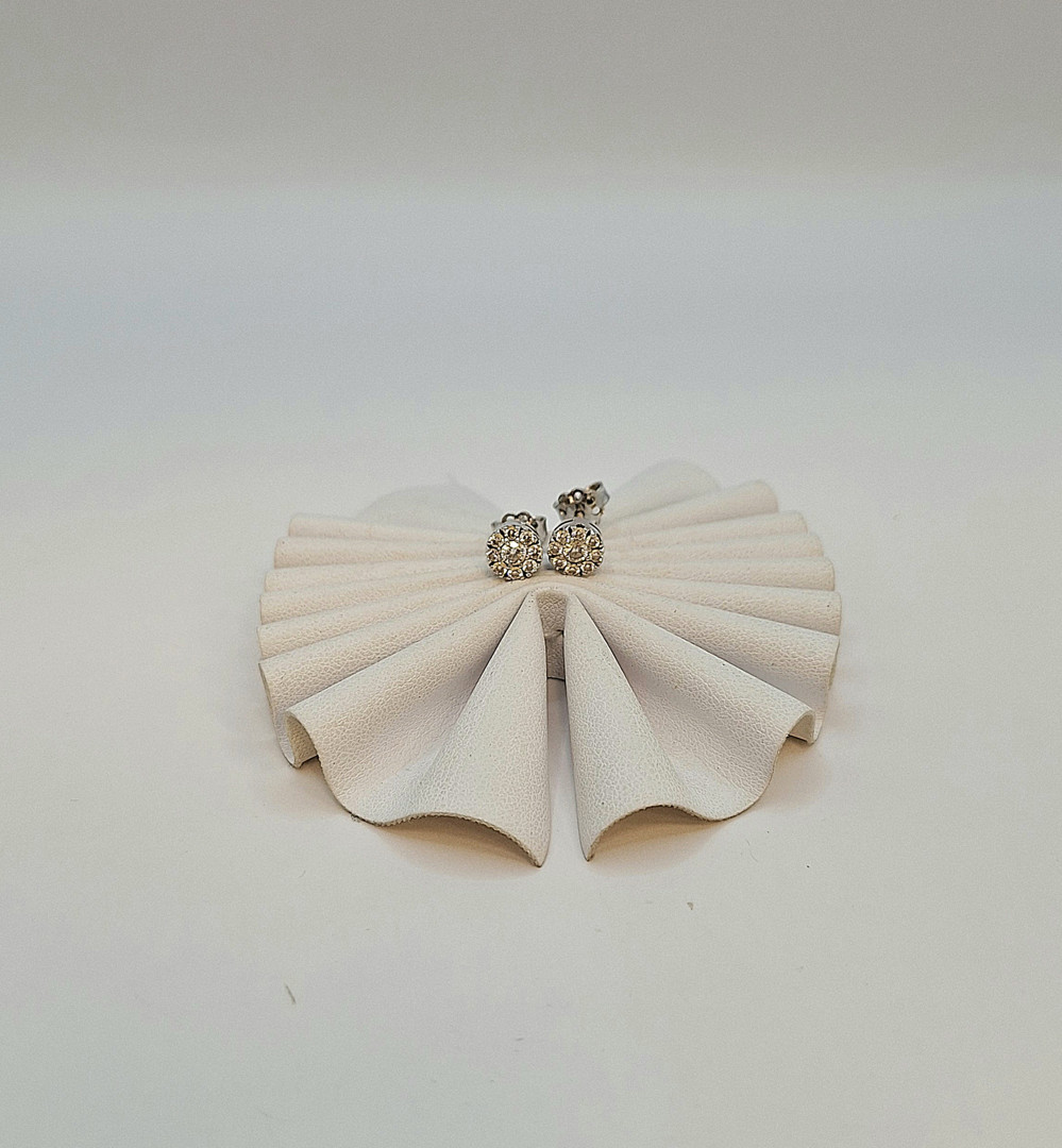 Un paio orecchini oro diamanti