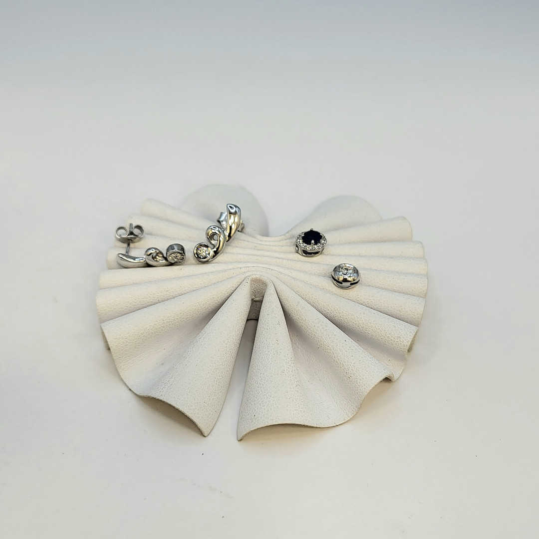 Un paio orecchini e due ciondoli oro pietre diamantini