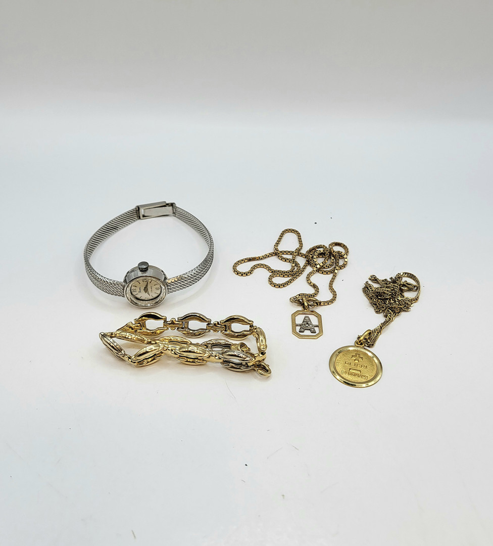 Vari oggetti in oro diamantini