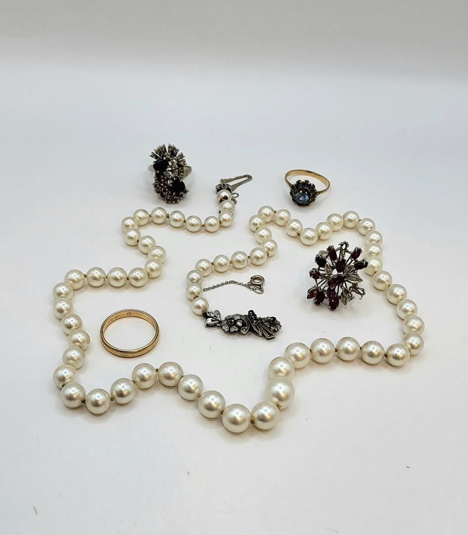 Vari oggetti oro pietre diamantini perle