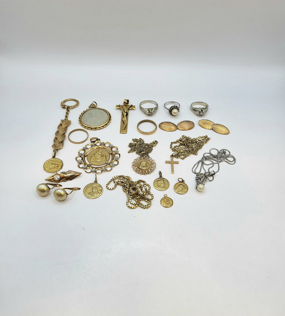 Vari oggetti oro pietre perle diamantino vetri 