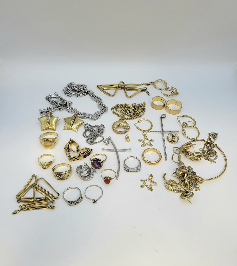 Vari oggetti in oro pietre 