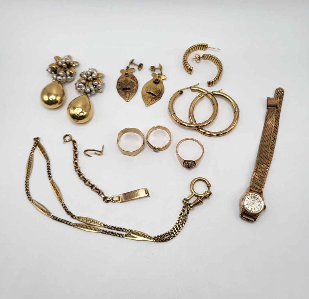 Vari oggetti in oro pietre diamantino perle 