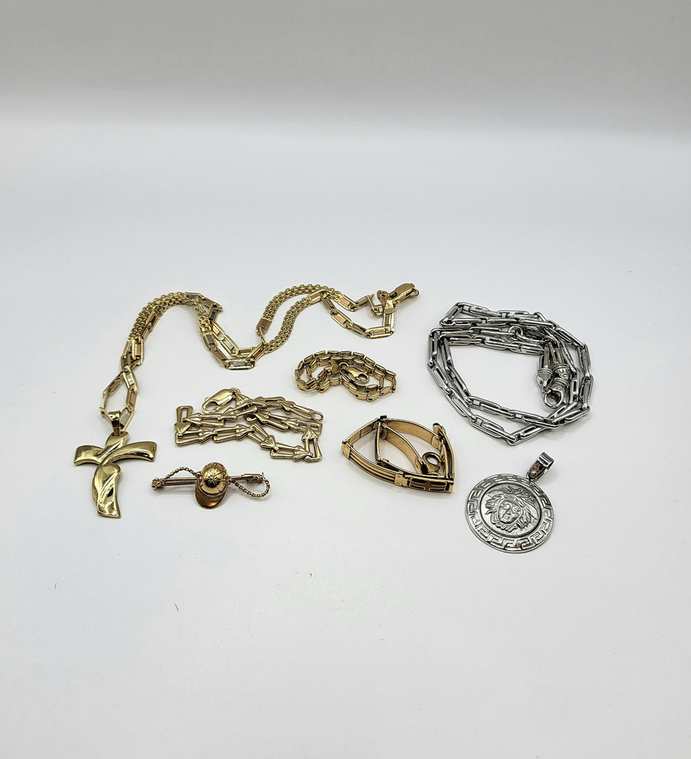 Vari oggetti oro smalti 