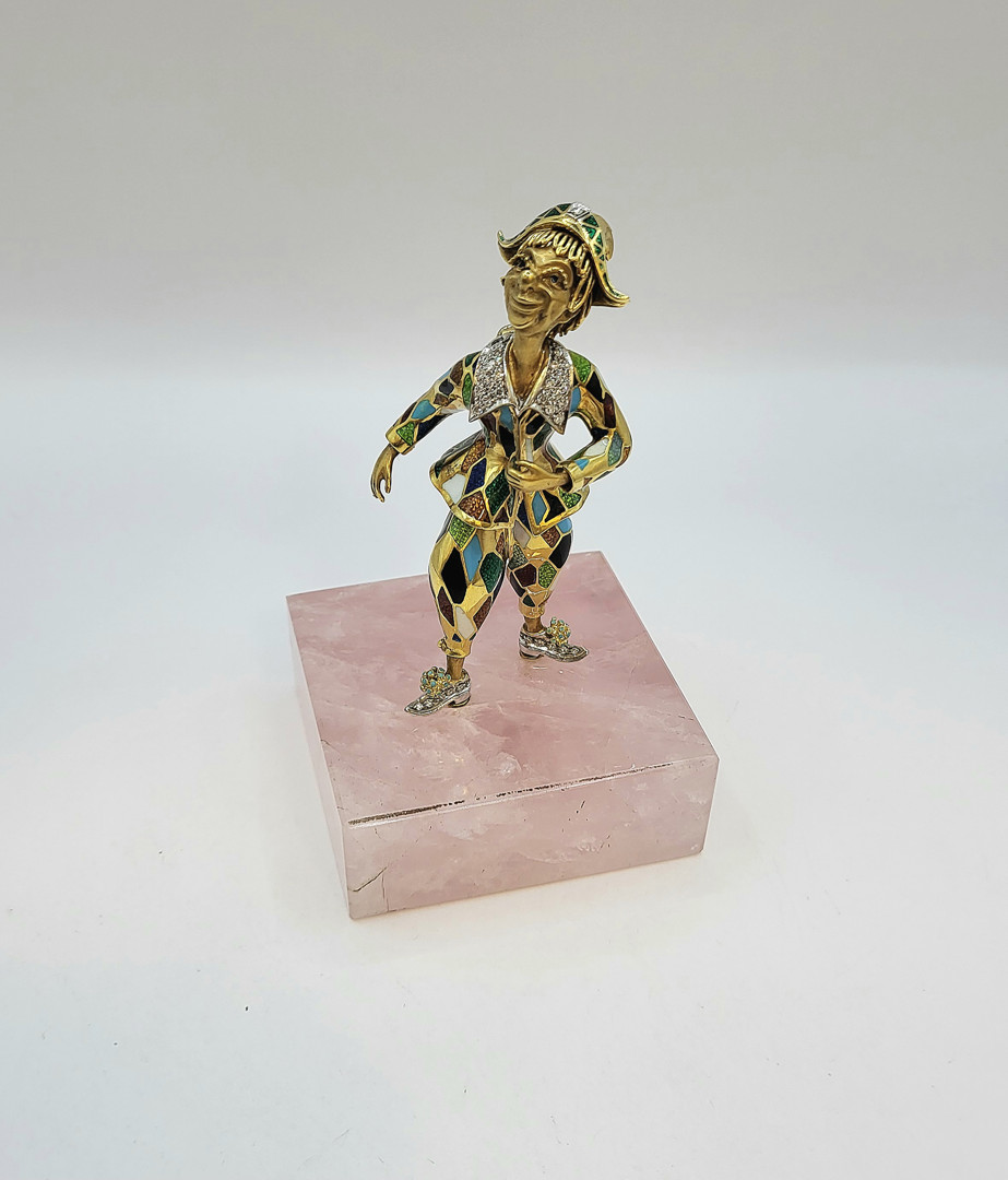 Spilla oro diamanti smalti e basamento in quarzo 