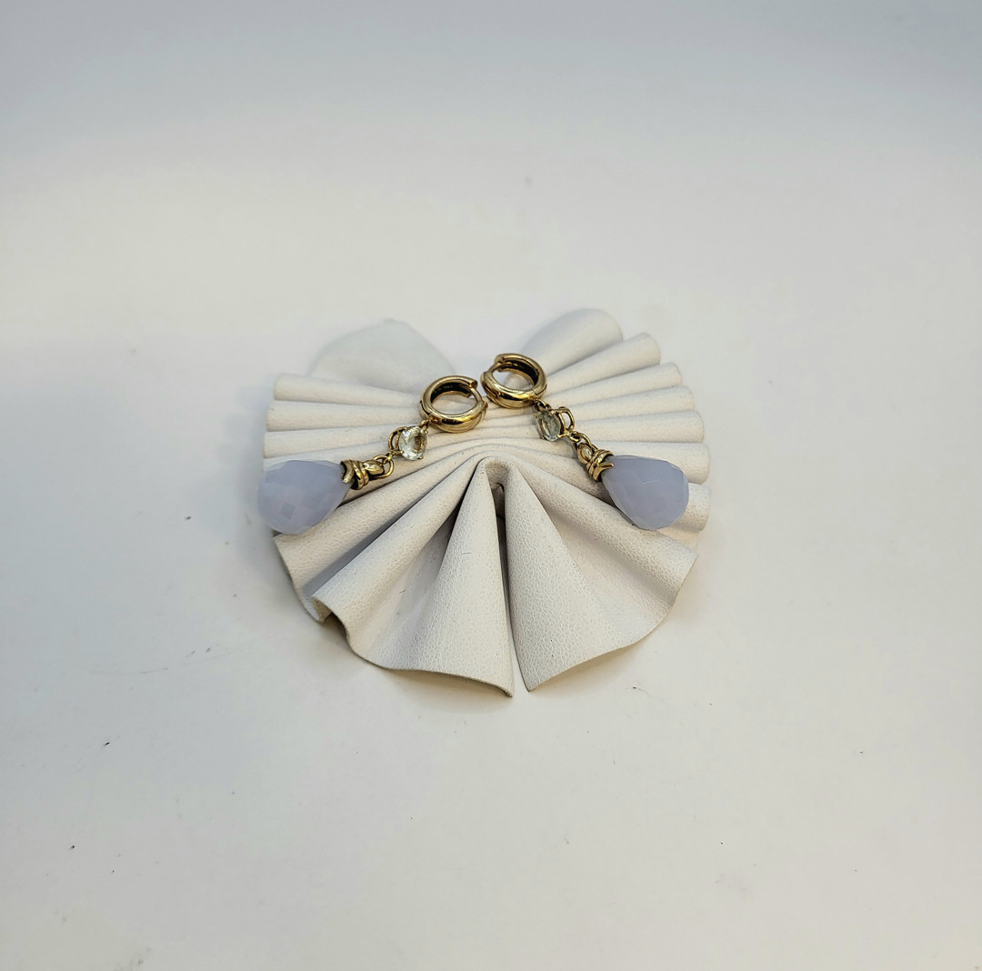 Un paio orecchini oro pietre 