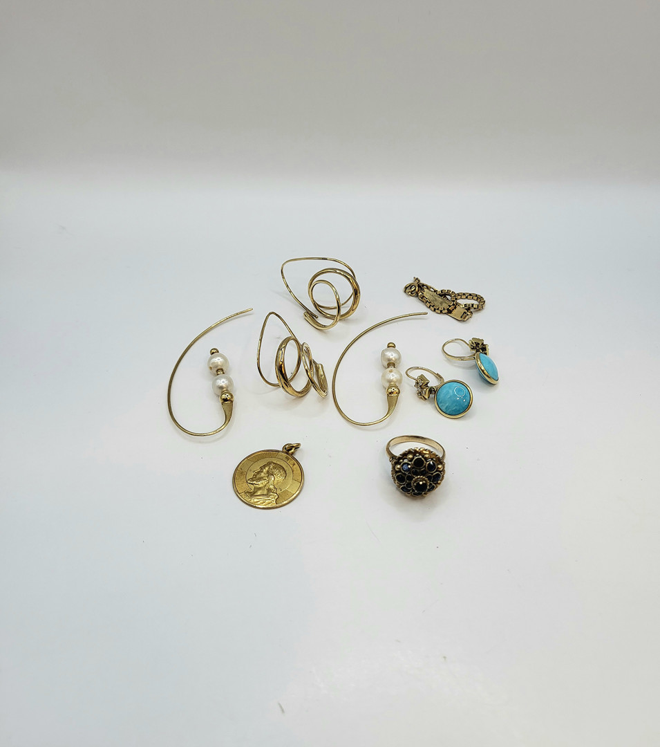 Vari oggetti oro pietre perle 