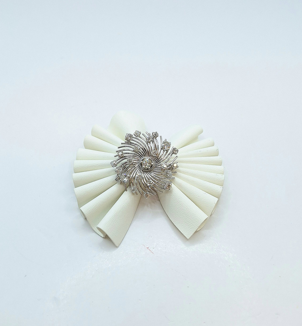 Spilla oro con diamanti