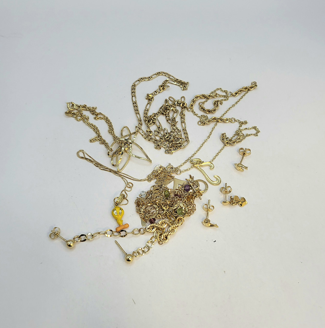 Vari oggetti oro pietre