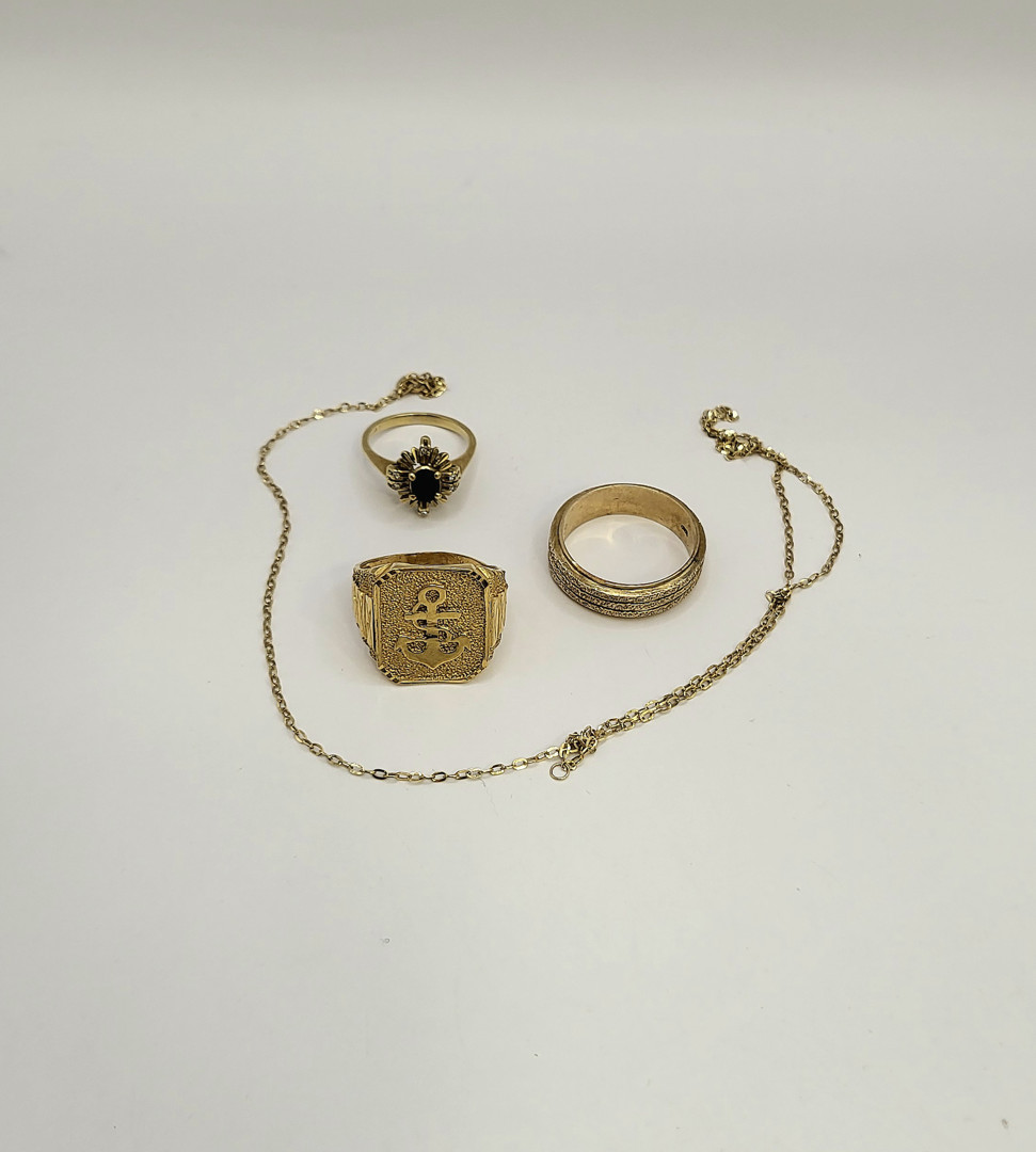 Tre anelli e catenina oro pietra diamanti