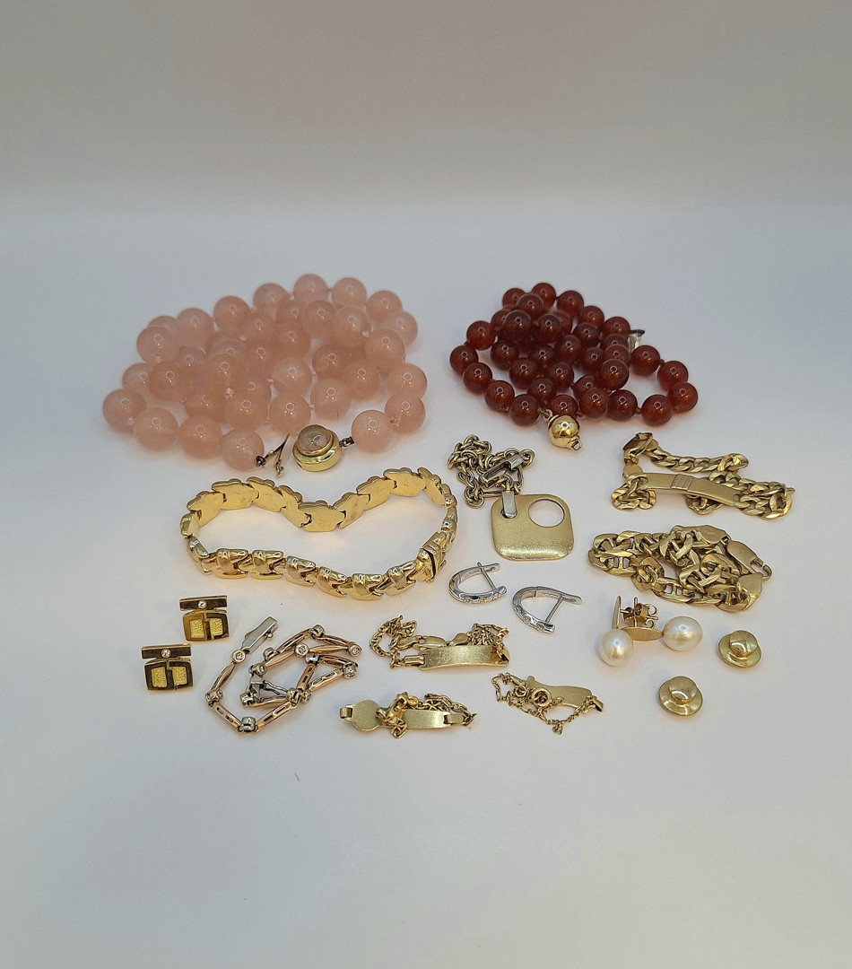 Vari oggetti in oro pietre perle metallo