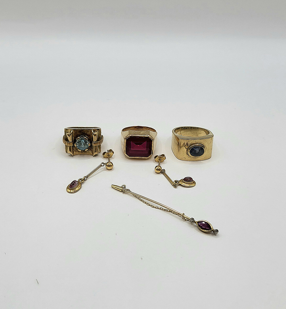 Vari oggetti oro pietre diamantini