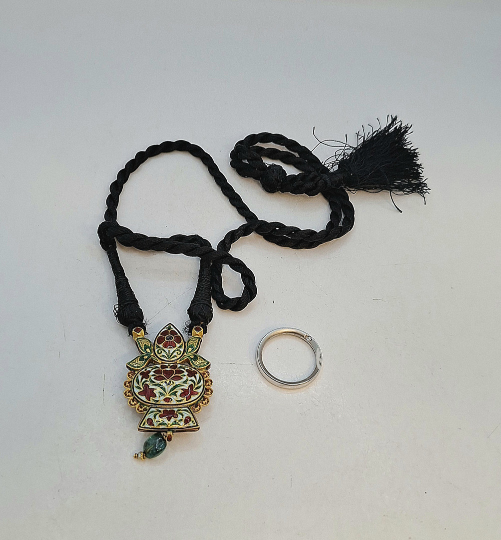 Anello e pezzo oro pietre diamanti smalti diamantino