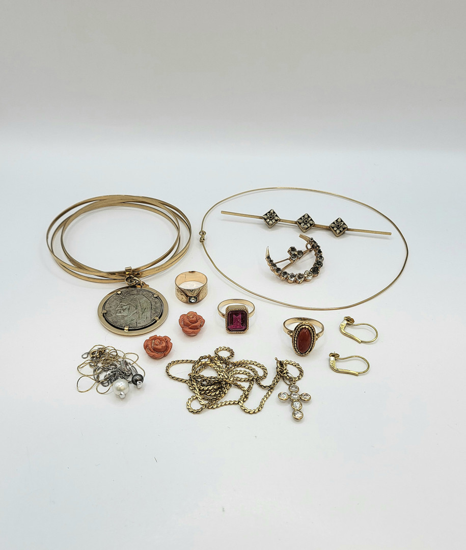 Vari oggetti oro argento pietre perle 