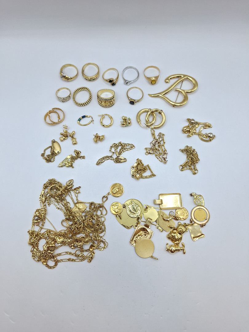 Vari oggetti in oro pietre diamantino