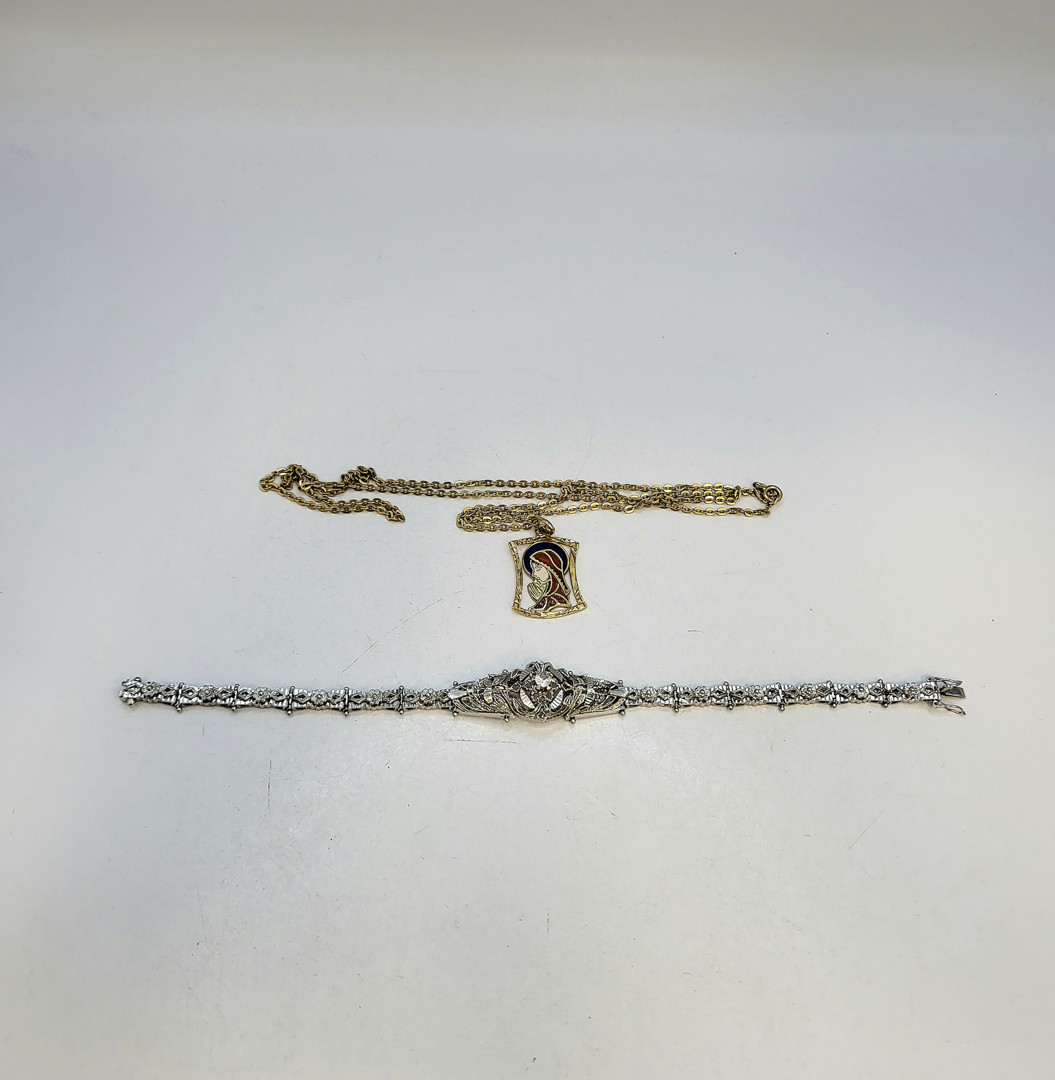 Vari oggetti oro pietra smalti