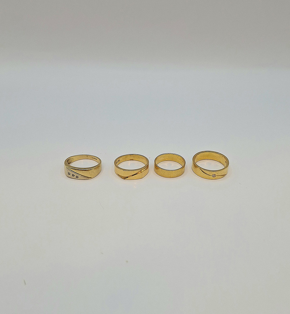 Quattro anelli oro pietre 